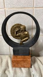 Sculptuur Darter, Enlèvement