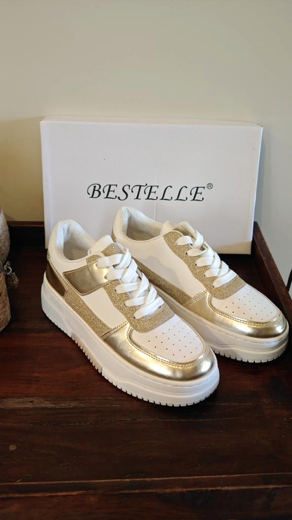 Bestelle Sneakers Wit & Goud Maat 39 Glitter & Glam NIEUW, Kleding | Dames, Schoenen, Nieuw, Sneakers, Wit, Ophalen of Verzenden
