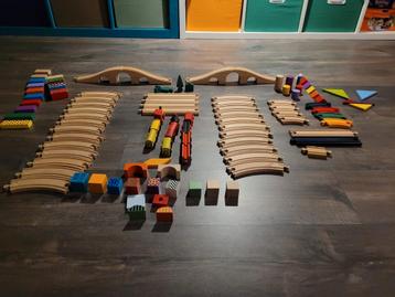 Lot circuit train en bois avec 2 ponts.  beschikbaar voor biedingen