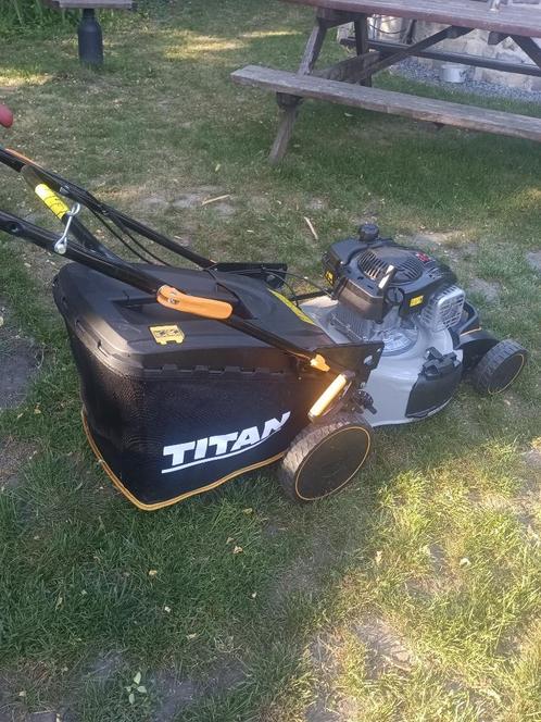 Tondeuse a gazon autotractée moteur Briggs & Stratton 140 cc, Tuin en Terras, Grasmaaiers, Zo goed als nieuw, Benzine-grasmaaier