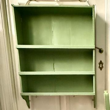 Mooie kikkergroene houten plank beschikbaar voor biedingen