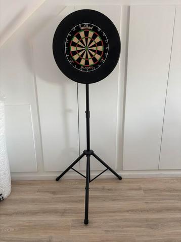 Professioneel Winmau dartbord met standaard en surround, Enlèvement, Comme neuf, Cible de fléchettes