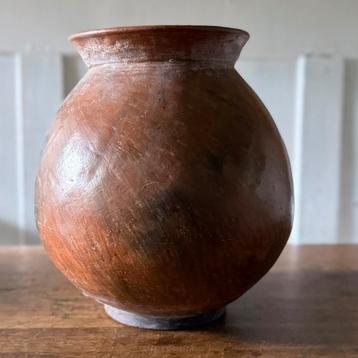 Grote antieke pot (gepatineerd terracotta) beschikbaar voor biedingen