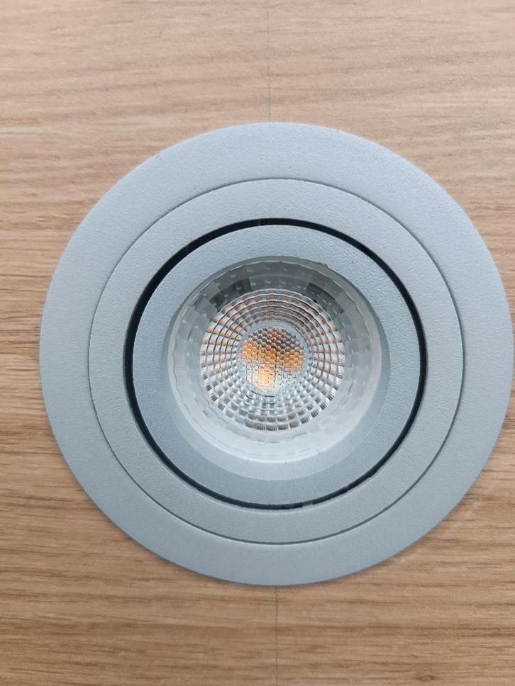 95 nog nieuwe spots richtbaar met 5W LED lamp inbegrepen, Maison & Meubles, Lampes | Spots, Neuf, Spot encastrable ou Spot mural