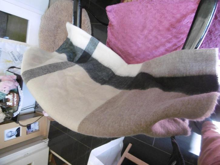 kledij dames mooie grote wollen sjaal, in nieuwstaat, Kleding | Dames, Mutsen, Sjaals en Handschoenen, Zo goed als nieuw, Sjaal