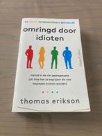 Boek: omringd door idioten, Boeken, Ophalen of Verzenden, Gelezen, Thomas erikson
