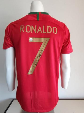 Cristiano Ronaldo a signé un maillot du Portugal avec un man, Collections, Enlèvement ou Envoi, Neuf, Maillot