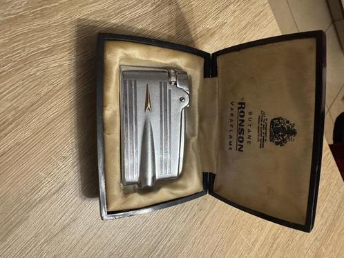 Briquet Vintage Ronson Varaflame – Avec boîte d’origine, Verzamelen, Rookartikelen, Aanstekers en Luciferdoosjes, Zo goed als nieuw