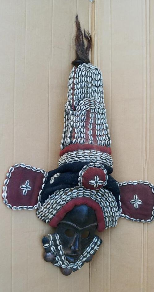 Singer masker Ivoorkust Tanglalé met Cowrie schelpen SALE, Antiek en Kunst, Kunst | Niet-Westerse kunst, Ophalen