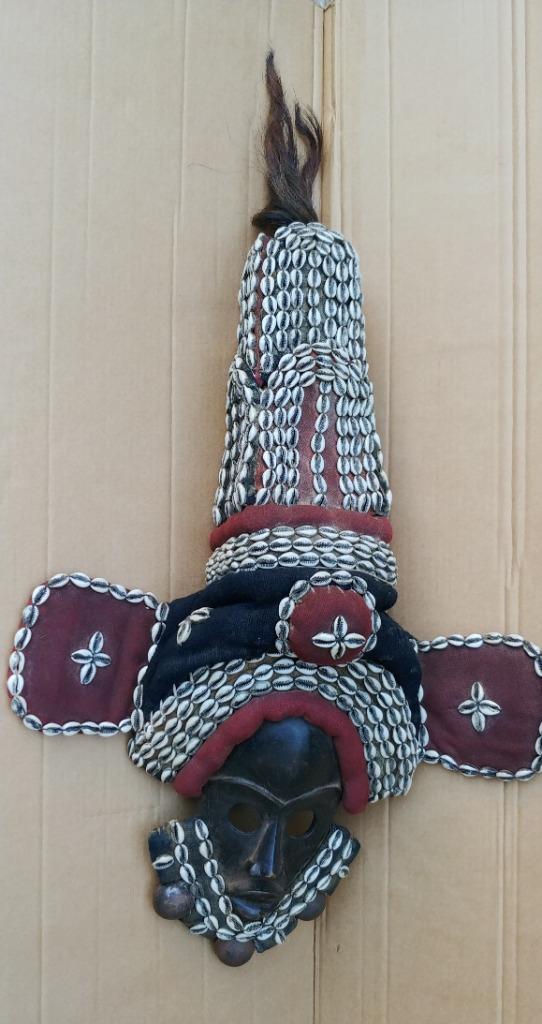 Singer masker Ivoorkust Tanglalé met Cowrie schelpen SALE, Antiek en Kunst, Kunst | Niet-Westerse kunst, Ophalen