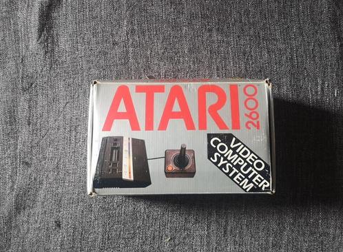 Atari 2600 JR [CIB] Console met 3 controllers, Games en Spelcomputers, Spelcomputers | Atari, Gebruikt, Atari 2600, Met 3 controllers of meer