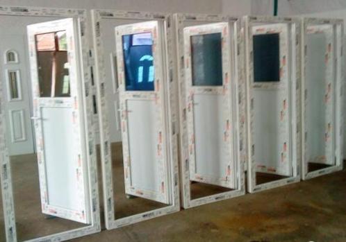 Witte PVC-deur met handgreep inbegrepen Beschikbaar, Doe-het-zelf en Bouw, Deuren en Vliegenramen, Nieuw, Glas, Hout, Kunststof