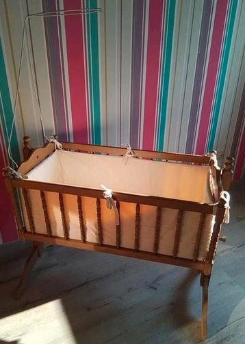 Houten babywiegje  beschikbaar voor biedingen