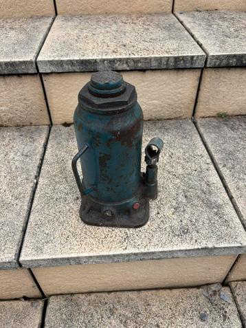 Flessenkrik beschikbaar voor biedingen