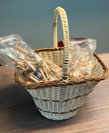 Lot kantklosgerief in leuk mandje beschikbaar voor biedingen