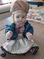 Vieille poupée de 22 cm en porcelaine, vêtements originaux, Collections, Poupées, Comme neuf, Enlèvement ou Envoi