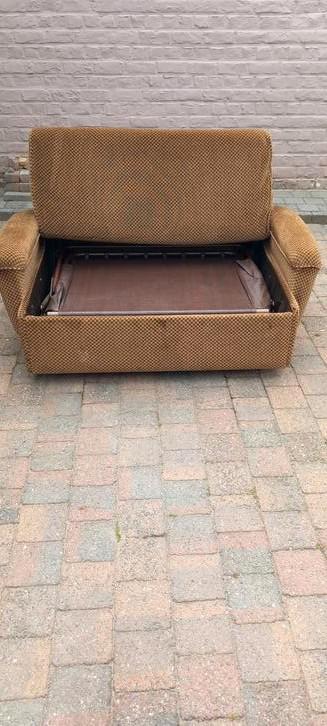 Uittrekbare sofa tot bed voor 2 pers.,op wieltjes beschikbaar voor biedingen