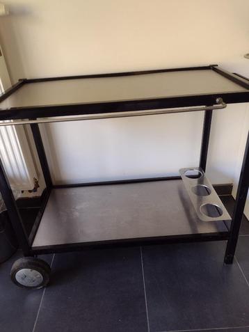 BBQ-bijzet-tafel beschikbaar voor biedingen
