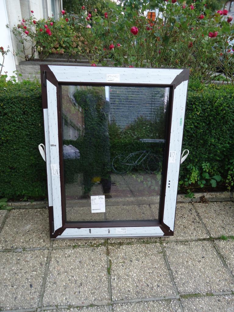 Een nieuw PVC raamkozijn (dubbele beglazing)!!!, Doe-het-zelf en Bouw, Deuren en Vliegenramen, Nieuw, Ophalen