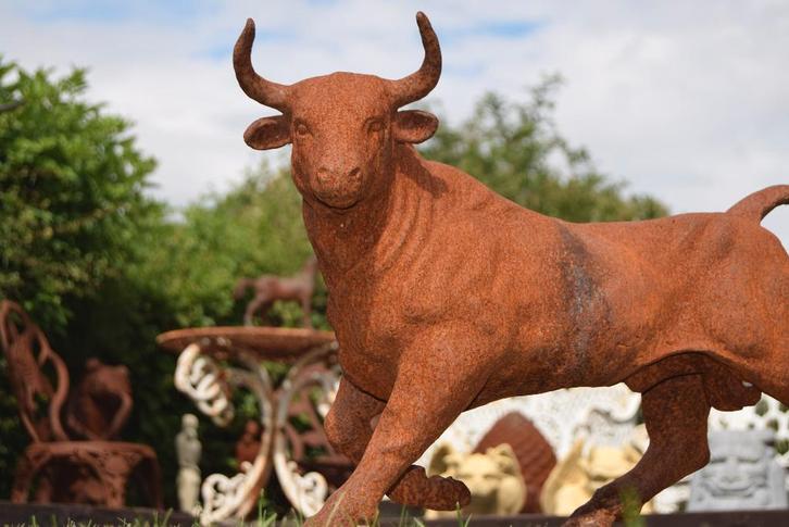 GROTE STIER IN GIETIJZER MET ROESTPATINA, Tuin en Terras, Tuinbeelden, Zo goed als nieuw, Dierenbeeld, Overige materialen, Ophalen