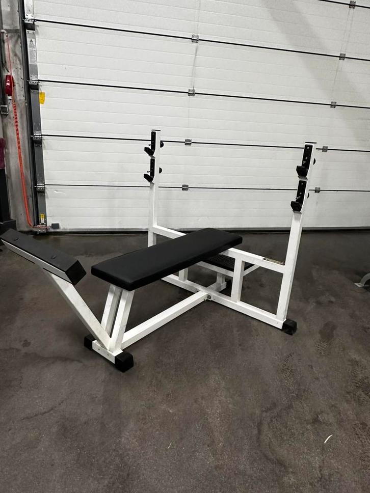 Technogym Vlakke Bench Press, Sport en Fitness, Fitnessmaterialen, Gebruikt, Fitnessbank, Ophalen