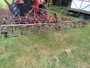 cultivator met verkruimelrol en een grond of sneeuwschaaf. beschikbaar voor biedingen