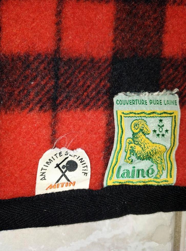 mooi zwart/rood deken zuivere wol, Huis en Inrichting, Slaapkamer | Beddengoed, Gebruikt, Deken of Dekbed, Eenpersoons, Rood, Ophalen of Verzenden