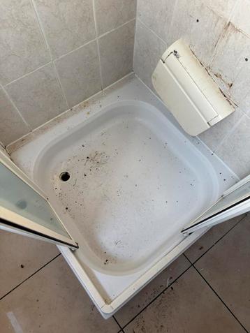 Douchebak en deuren beschikbaar voor biedingen