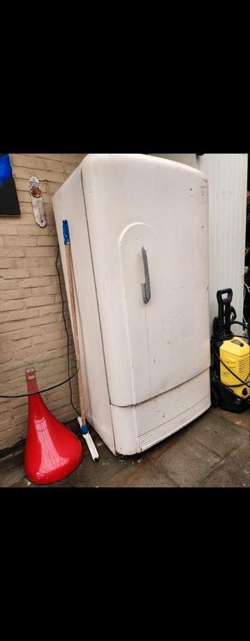 Oude amerikaanse koelkast beschikbaar voor biedingen