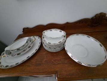 Servies aan tafel in Limoges beschikbaar voor biedingen