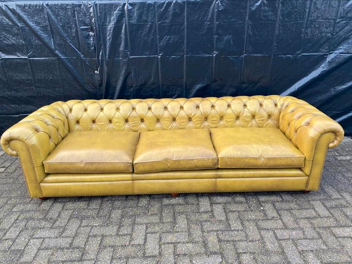 XL Chesterfield 4 zit zetel mosterd GRATIS GELEVERD, Huis en Inrichting, Zetels | Voetbanken en poefs, Leer, Ophalen of Verzenden