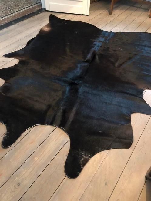 NIEUW TAPIJT ZWART KOEVEL HUID GROOT, Huis en Inrichting, Stoffering | Tapijten en Vloerkleden, Zwart, Ophalen of Verzenden