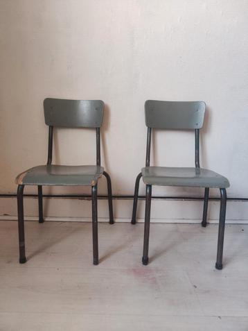 Chaises d'école vintage. beschikbaar voor biedingen