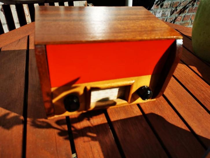 Antiek en zelfgemaakt imitatie radio als  spaarpot, Antiek en Kunst, Antiek | Speelgoed, Ophalen of Verzenden
