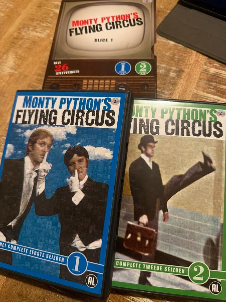 Le cirque volant des Monty Python - Co. Tranche 1, CD & DVD, DVD | TV & Séries télévisées, Comme neuf, Comédie, Coffret, À partir de 9 ans