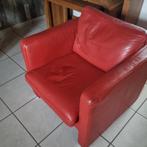 Fauteuil en cuir rouge, Enlèvement