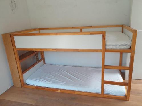 Omkeerbaar bed KURA IKEA + zelfgemaakt houten nachtkastje, Kinderen en Baby's, Kinderkamer | Stapelbedden en Hoogslapers, Gebruikt