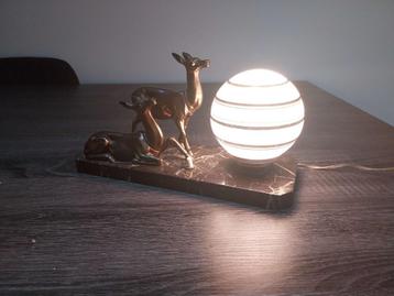 Jolie lampe vintage avec biches sur socle en marbre