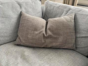 2 coussins gris disponible aux enchères