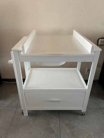 Verzorgtafel met badje beschikbaar voor biedingen