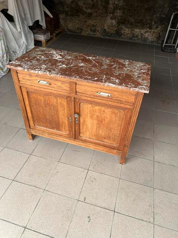 Antieke kastje met een mooie marmerblad beschikbaar voor biedingen