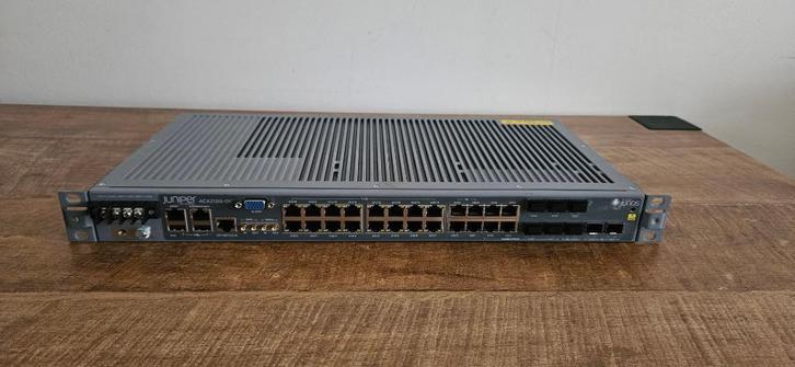 :Junos Juniper ACX2100-DC Universal Access Router - Switch, Computers en Software, Routers en Modems, Gebruikt, Router, Ophalen of Verzenden