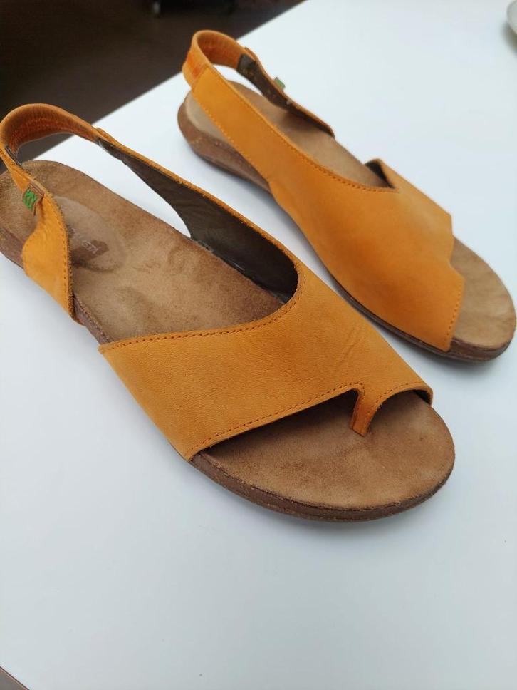 warmgele open schoenen El naturalista maat 41, Kleding | Dames, Schoenen, Zo goed als nieuw, Schoenen met lage hakken, Geel, Ophalen