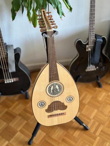 Oud (guitare - instrument de musique oriental) beschikbaar voor biedingen