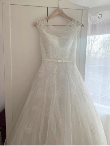 Magnifique robe de mariée  disponible aux enchères