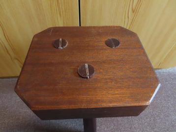 Ancien tabouret de ferme en bois massif