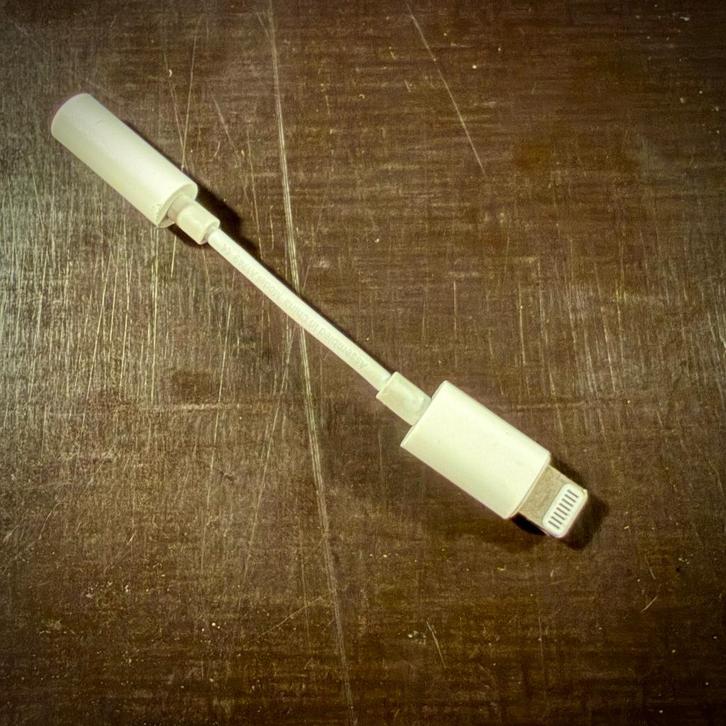 Apple adapter lightning naar mini jack 3,5mm, Telecommunicatie, Mobiele telefoons | Toebehoren en Onderdelen, Gebruikt, Apple iPhone