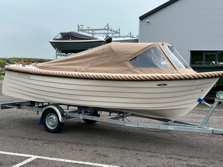 Te koop:Valory 550 sloep, als nieuw, luxe uitgerust, trailer, Watersport en Boten, Sloepen, Zo goed als nieuw, 10 tot 30 pk, 3 tot 6 meter