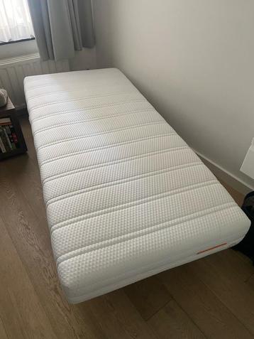 Matras en hoog laag tafel (eventueel voor studentenkamer) beschikbaar voor biedingen