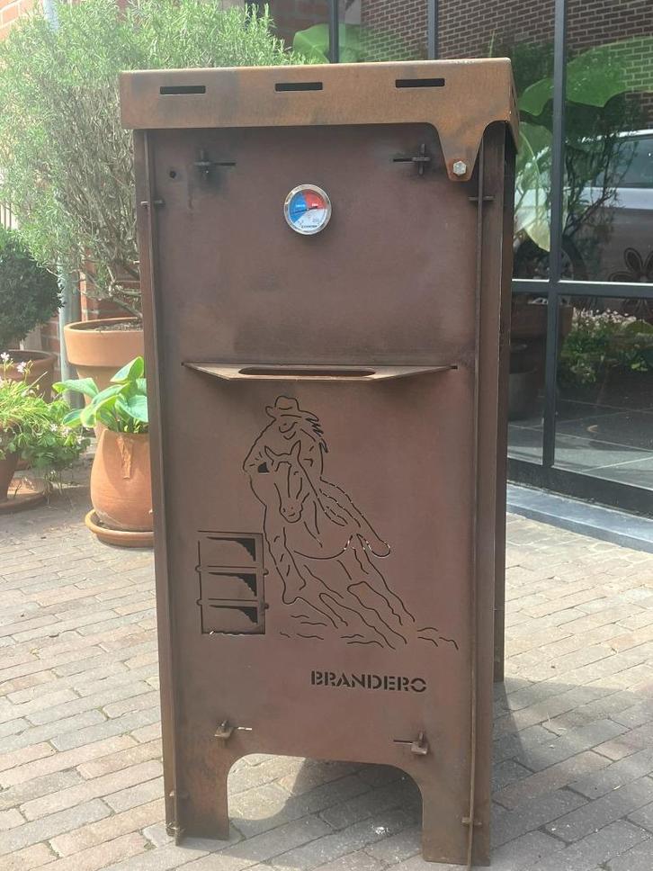 houtgestookte barbeque op grill of/en gietijzeren bakplaat, Tuin en Terras, Houtskoolbarbecues, Zo goed als nieuw, Ophalen